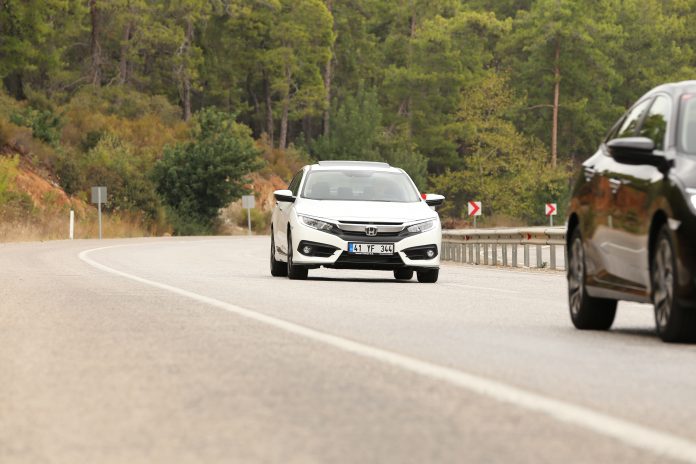 yeni-honda-civic-sedan-yolda