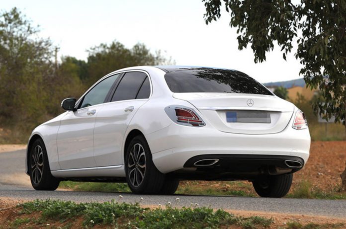 Mercedes C-2018-arka