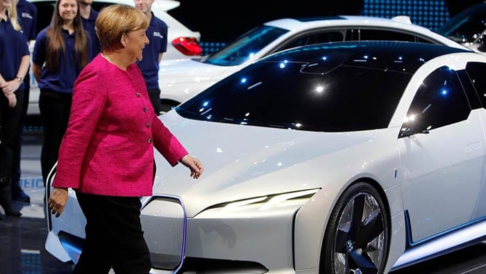 Angela Merkel, elektrikli araçları destekliyor