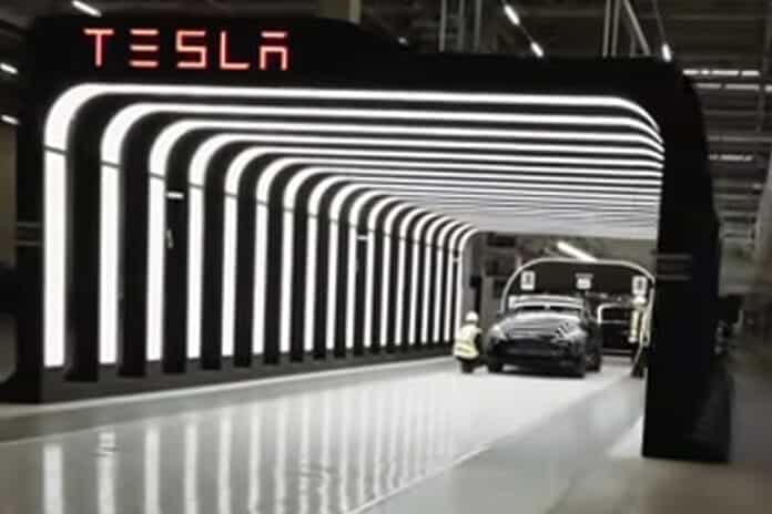 tesla-gigafactory-fabrikasinda-inanilmaz-drone-cekimleri_1 Tesla'nın değeri giderek düşüyor
