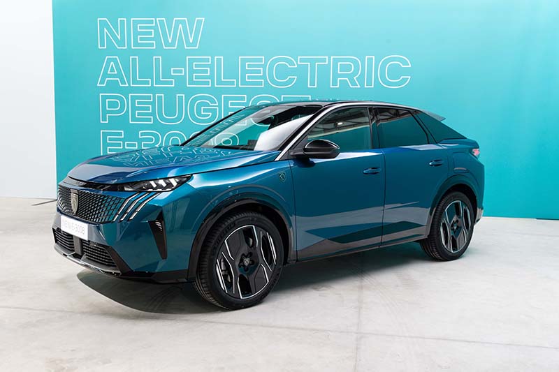 YENİ PEUGEOT E-3008 önceline göre büyüdü.