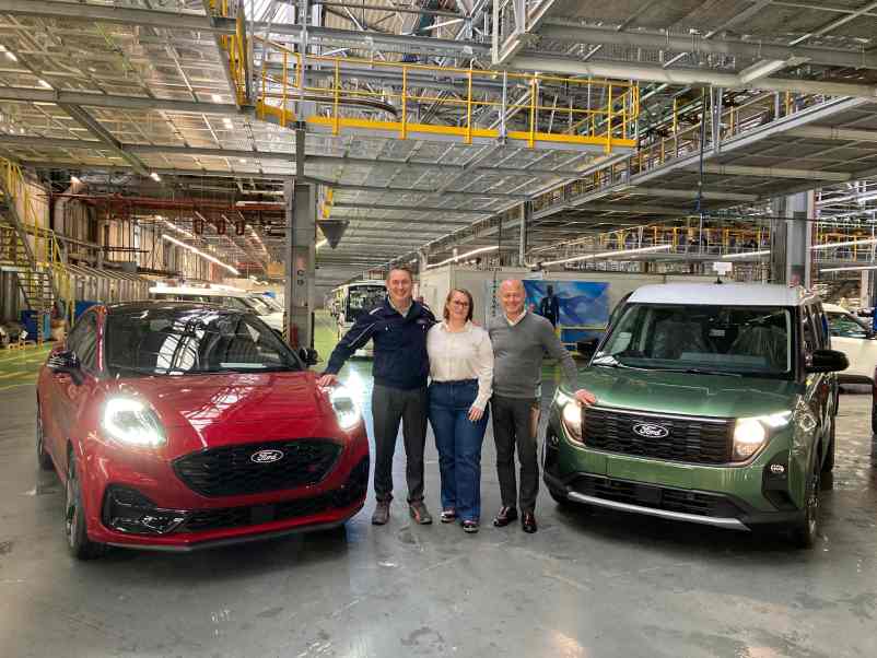 Ford Otosan Romanya Müdürü Müjdat Tiryaki, Genel Müdür Başradımcısı Josephine Payne ve Ford Otosan Genel Müdürü Güven Özyurt Craiova fabrikasında üretilen iki aracın yanında.